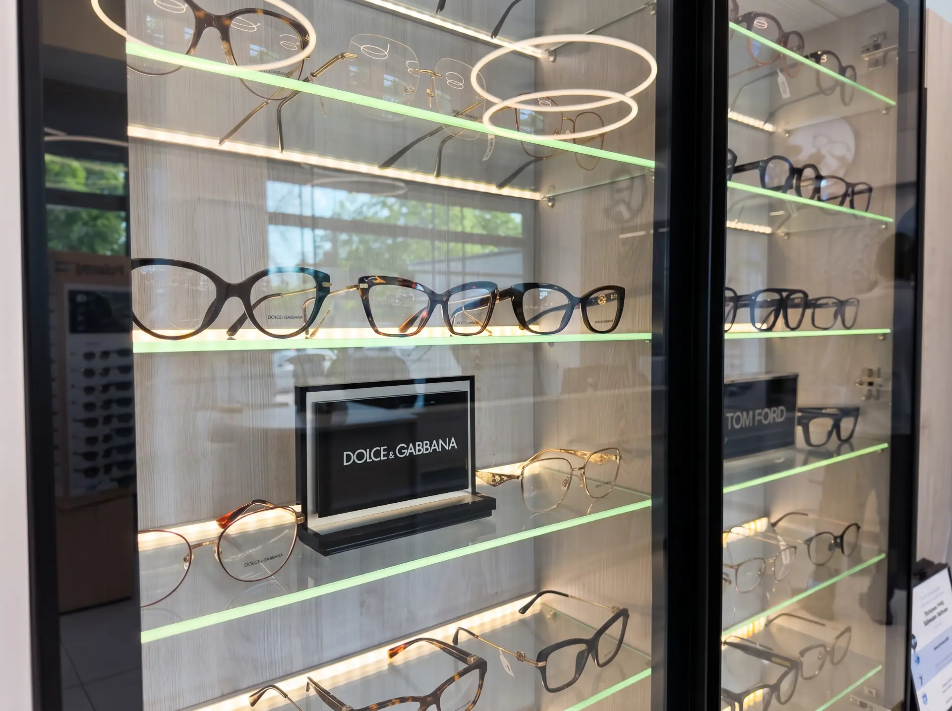 Vitrină cu rame de ochelari de firmă în showroom-ul ArenaMed Optics, Sector 2, București