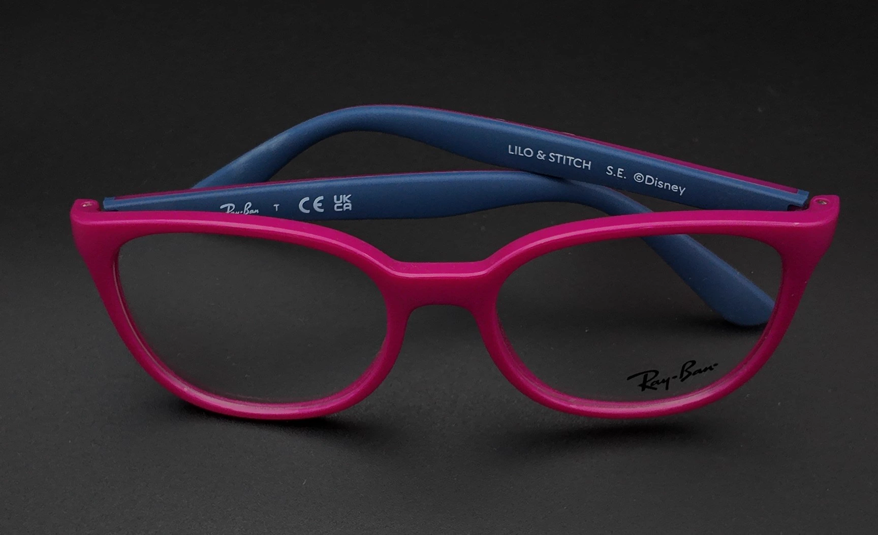 Vedere frontală a ramei Ray-Ban Junior pentru copii, roz cu brațe albastre, Lilo & Stitch