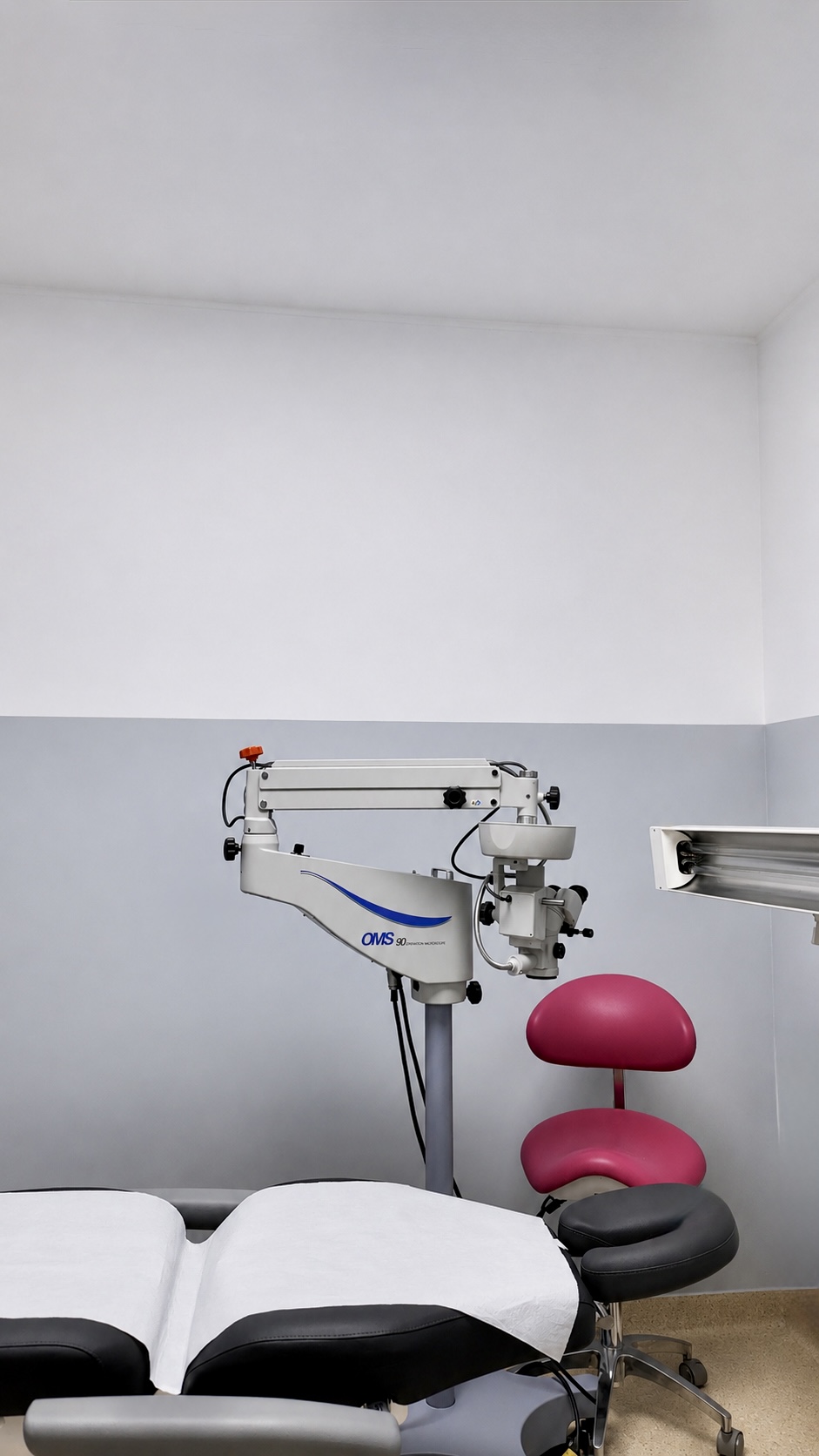 Sala de intervenții pentru injecții intravitreene la Clinica ArenaMed, Sector 2 București