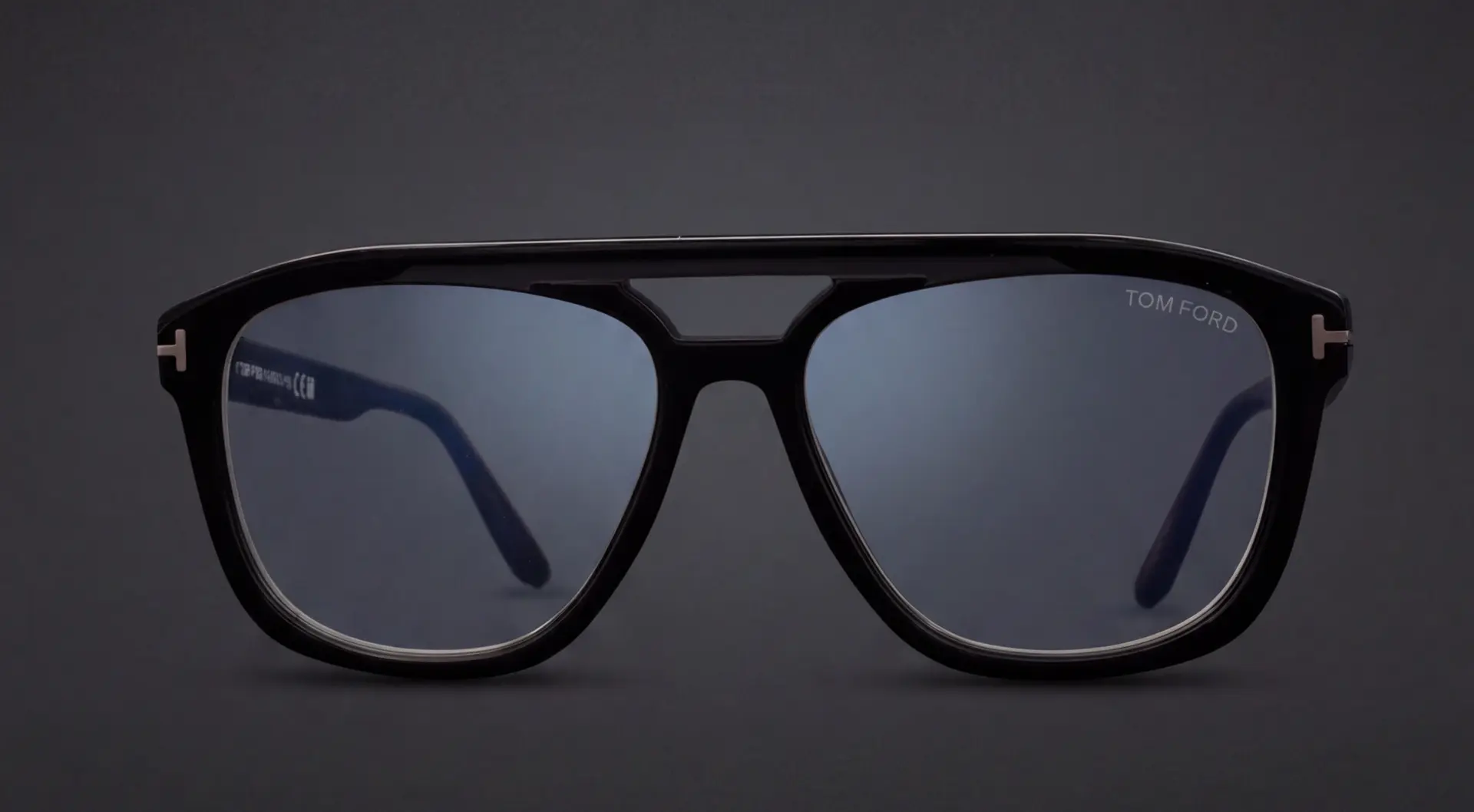 Ochelari Tom Ford cu ramă neagră și lentile albastre, vedere frontală