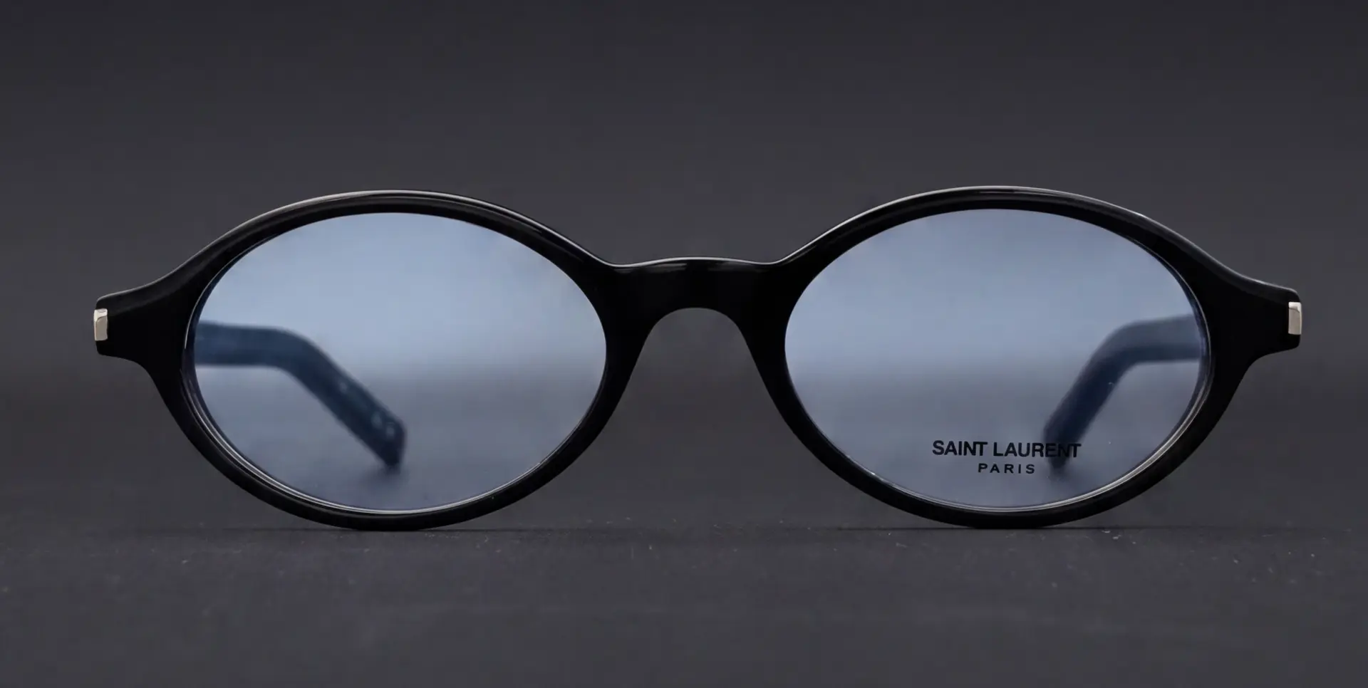 Ramă Saint Laurent ovală neagră, vedere frontală cu lentile blue-light, disponibilă la ArenaMed Optics