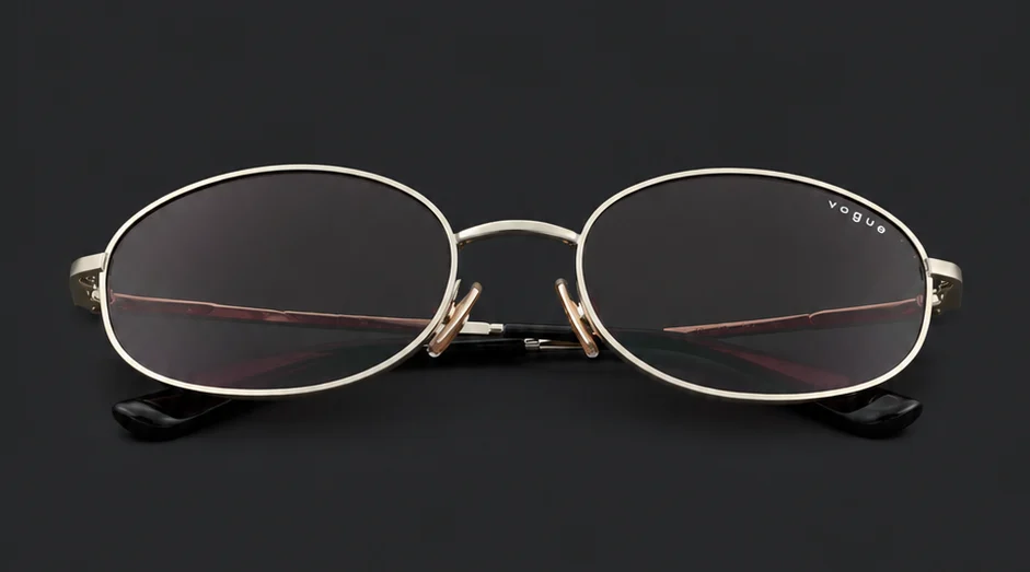 Ramă Vogue ovală aurie, vedere frontală cu lentile degradé, disponibilă la ArenaMed Optics