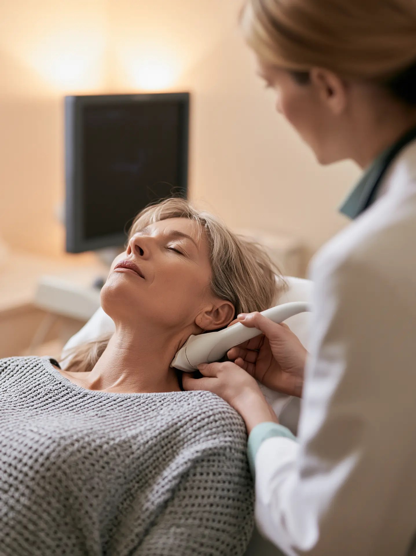 Ecografie tiroidiană efectuată unei paciente în cabinetul de endocrinologie, ArenaMed București