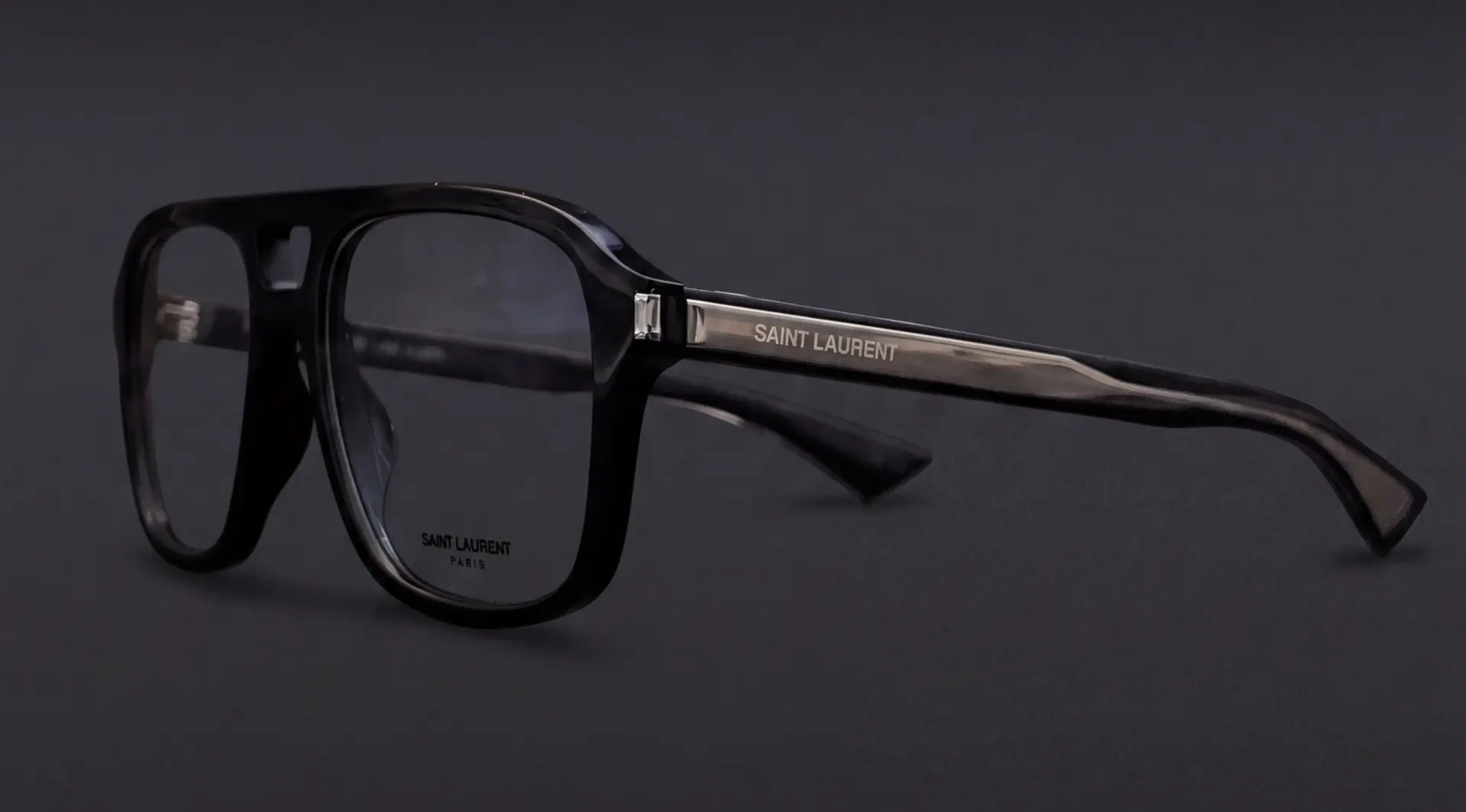 Ramă Saint Laurent aviator neagră, vedere din profil cu braț transparent marcat, disponibilă la ArenaMed Optics