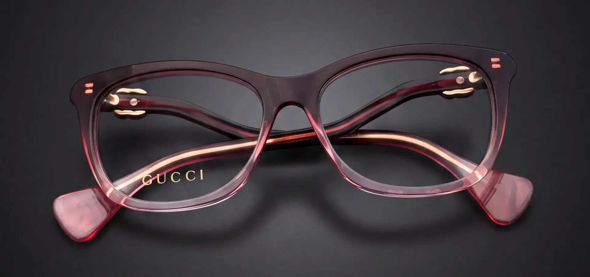 Ramă Gucci bordo-roz degradé, vedere frontală cu inscripția Gucci aurie pe lentilă