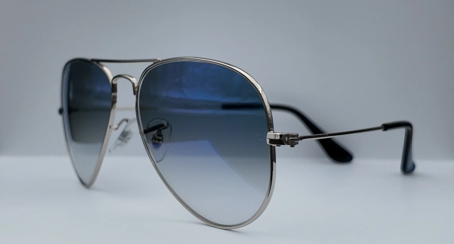 Ochelari de soare Ray-Ban Aviator cu lentilă albastră degradé, vedere frontală, ramă metalică argintie