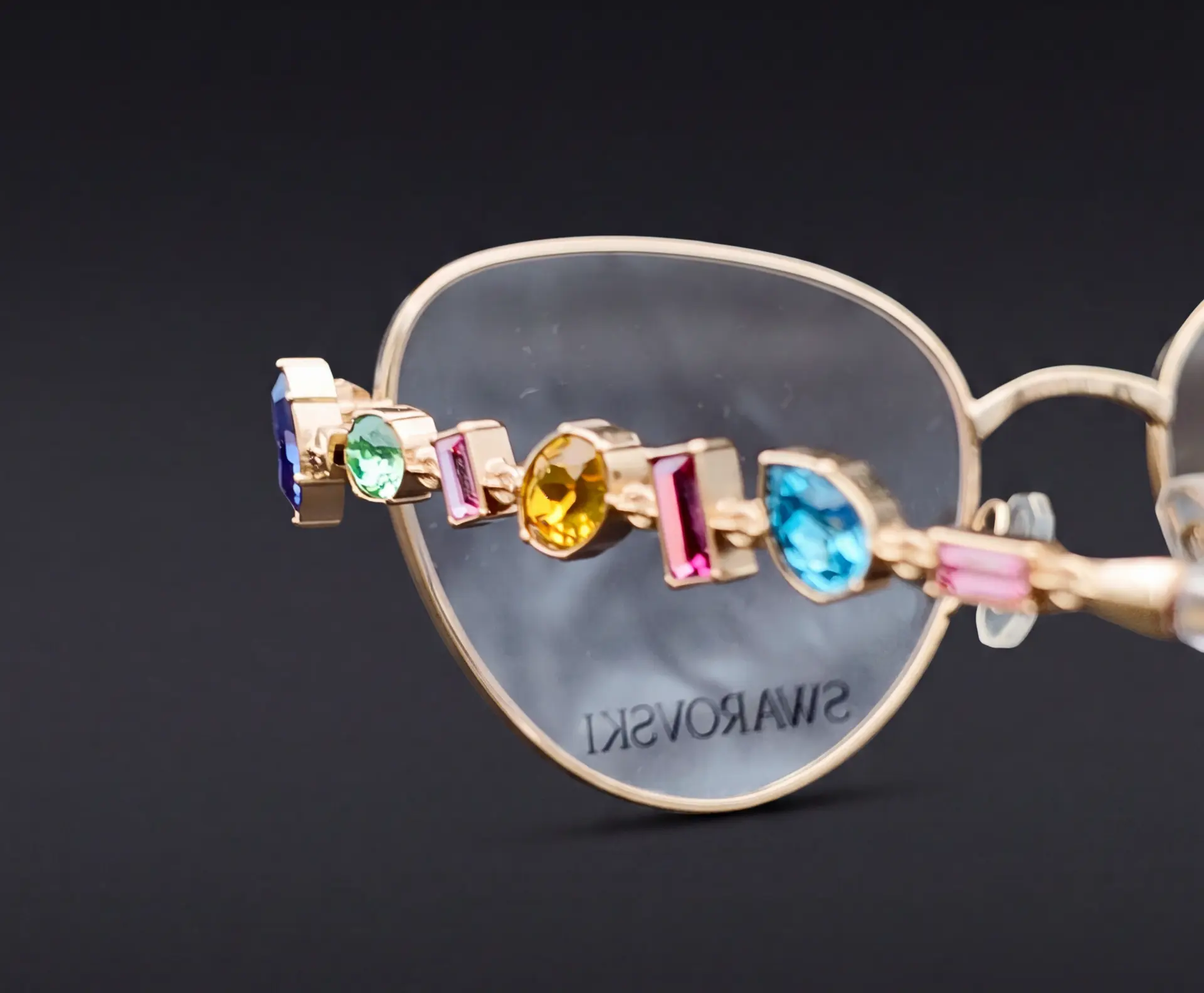 Macro cristale Swarovski colorate montate pe brațul auriu al ramei de ochelari