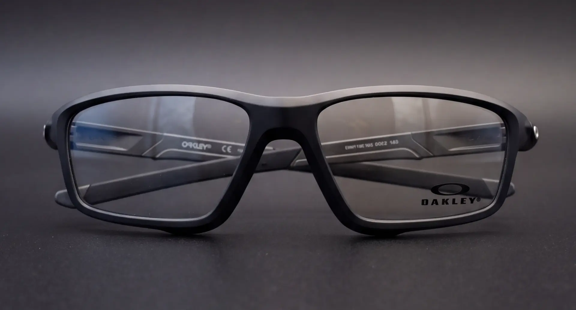Ramă Oakley Crosslink negru mat, vedere frontală cu logo Oakley pe lentilă