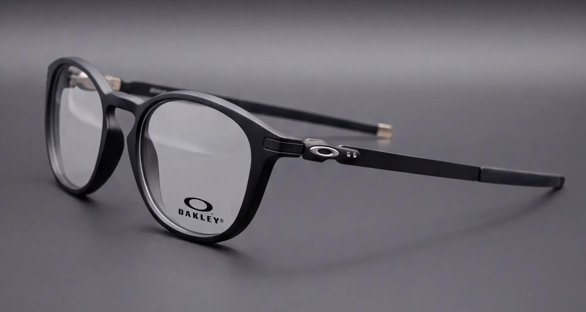 Ramă Oakley Pitchman R albastru mat văzută din semi-profil, cu logo Oakley pe braț, disponibilă la ArenaMed Optics