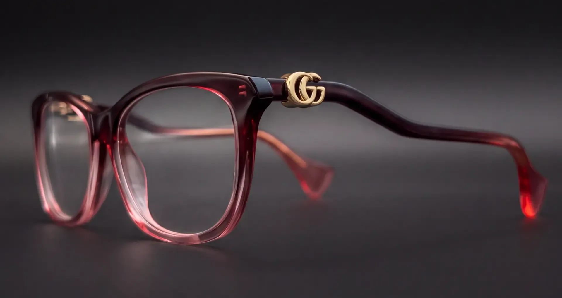 Ramă Gucci bordo-roz degradé, vedere semi-profil cu detaliu GG auriu