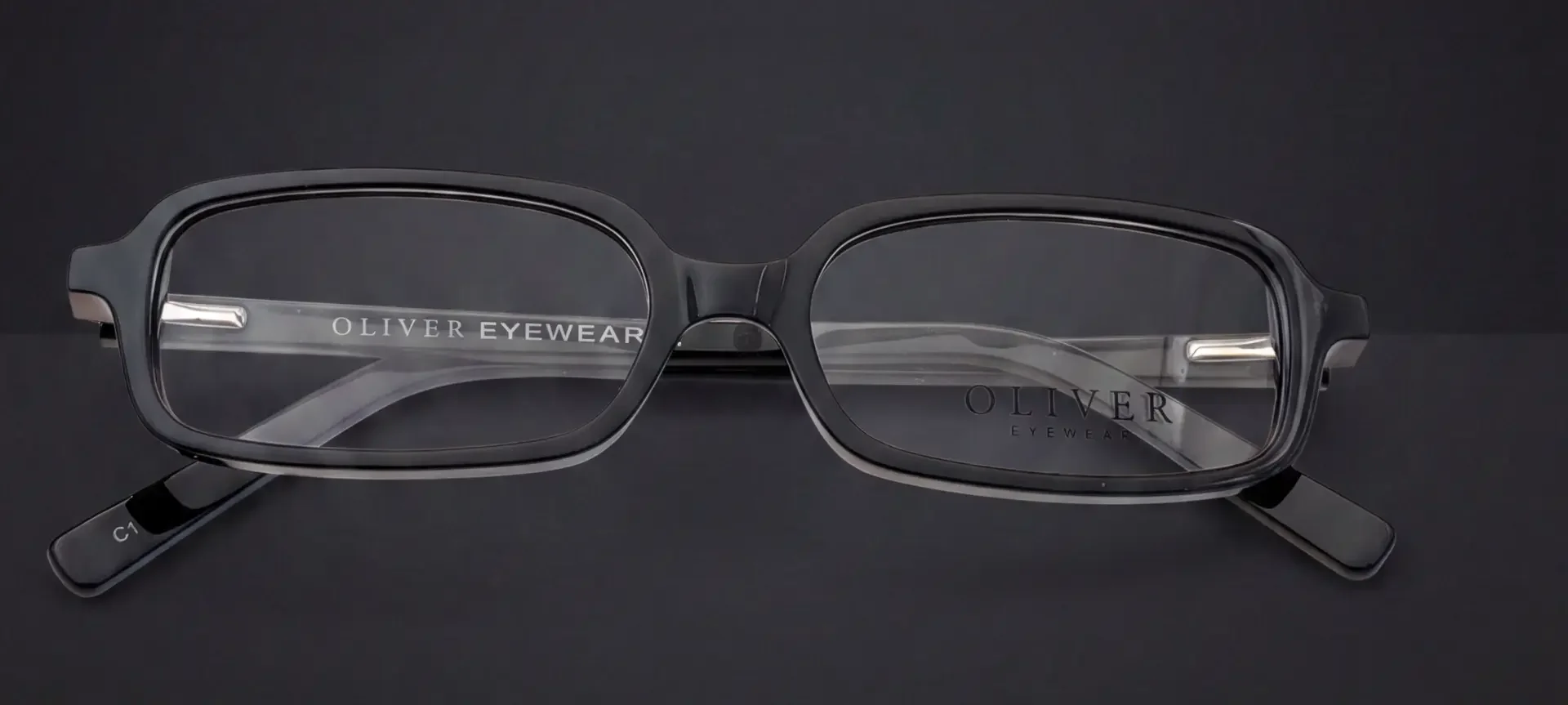 Ramă Oliver Eyewear neagră, vedere frontală cu detalii metalice argintii, disponibilă la ArenaMed Optics
