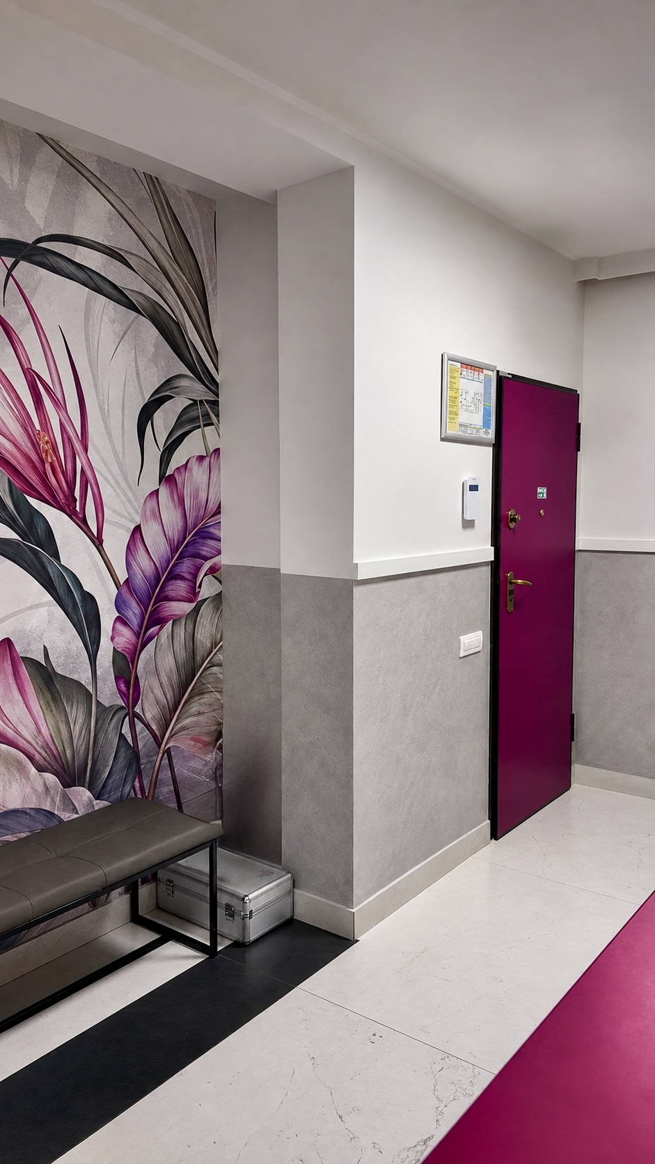 Holul de intrare ArenaMed cu tapet tropical și ușă magenta în Sectorul 2, București