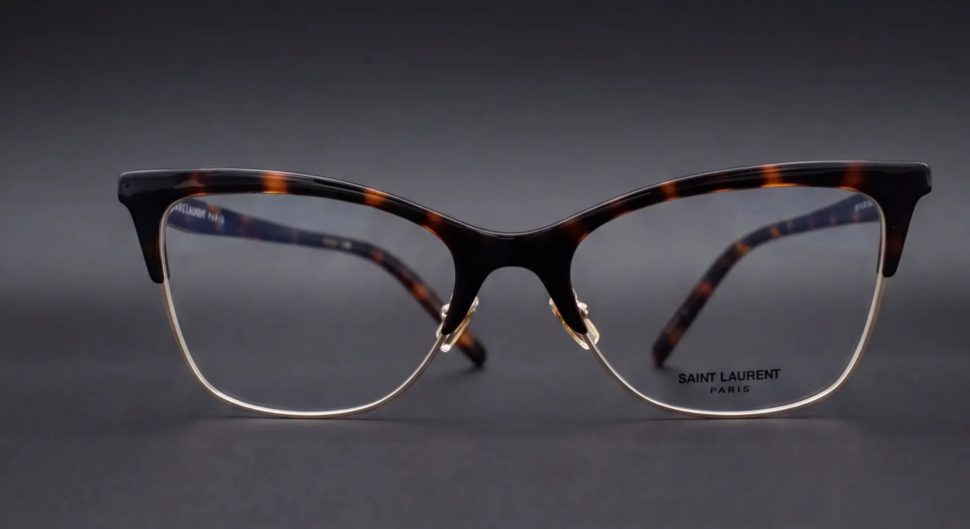 Ramă Saint Laurent tortoise cu jumătate de ramă metalică aurie, vedere frontală, disponibilă la ArenaMed Optics