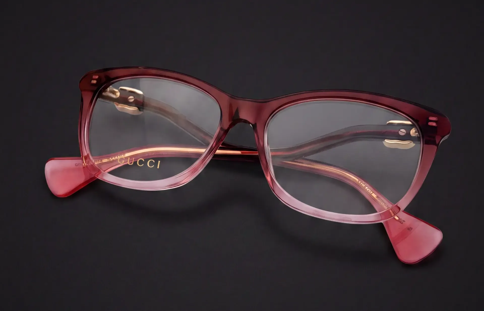 Ochelari Gucci bordo-roz degradé pliați, cu brațe roz și logo auriu