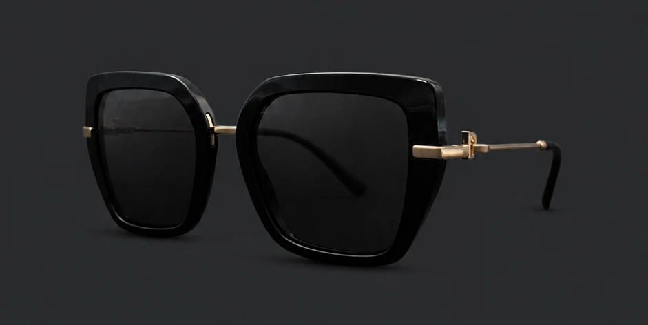 Ochelari de soare Dolce & Gabbana negri oversize, vedere semi-profil cu logo auriu pe braț