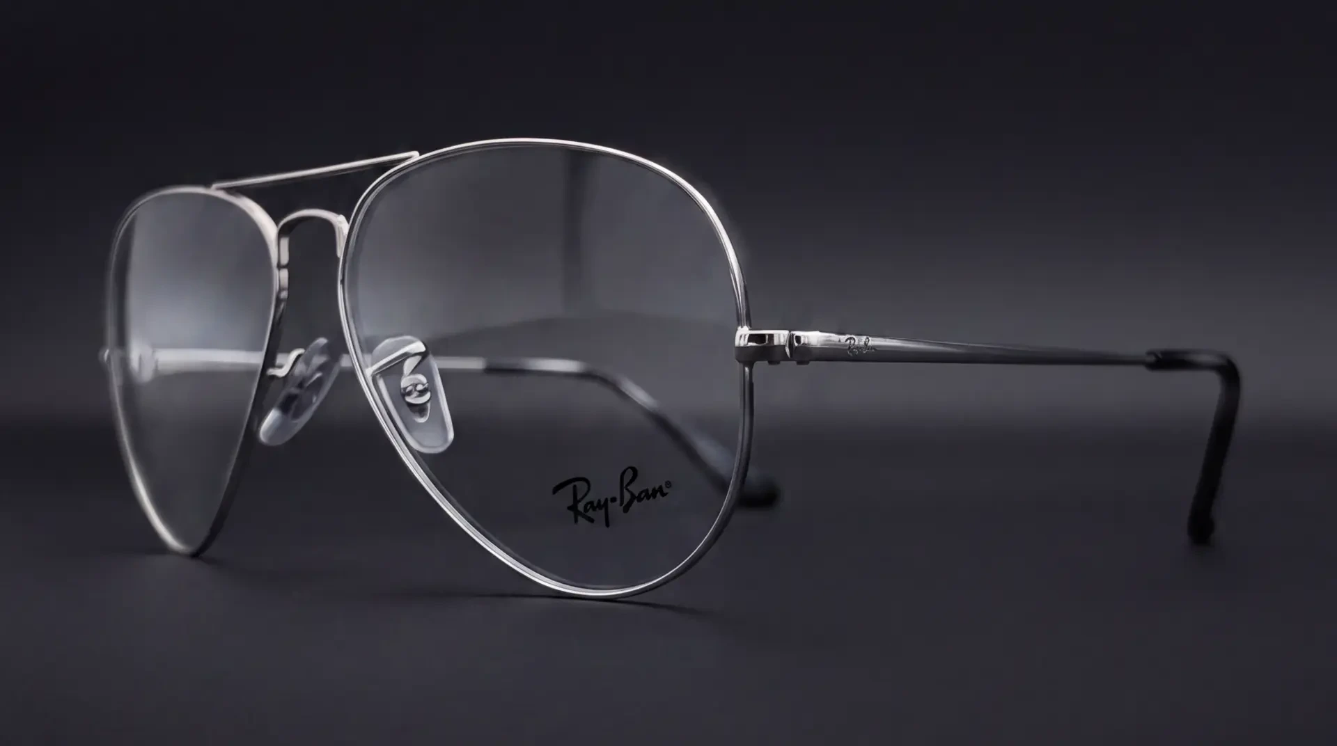Ochelari de soare Ray-Ban Aviator argintii cu lentilă oglindă argintie, vedere din profil, disponibili la ArenaMed Optics