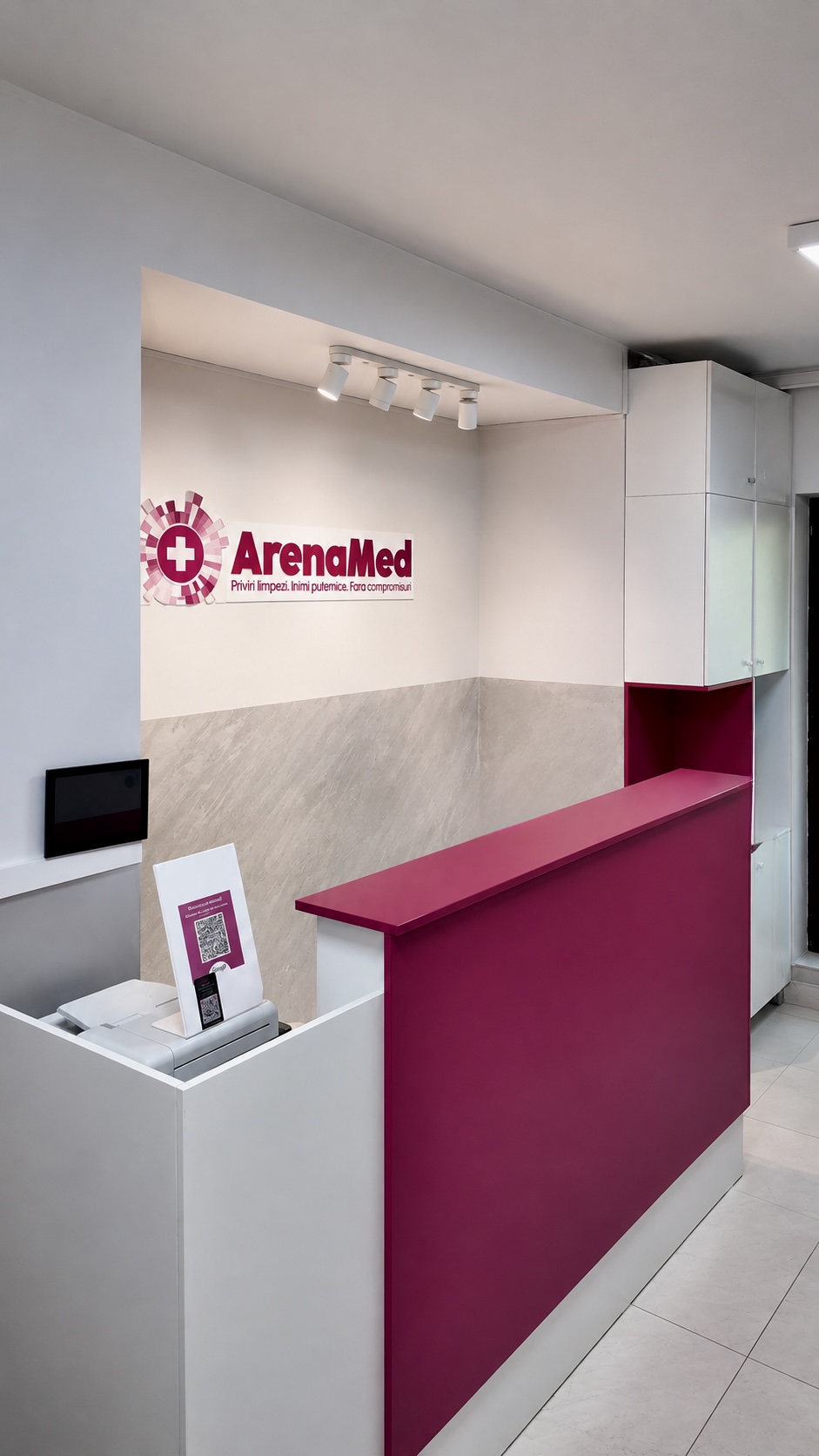 Recepția ArenaMed cu logo-ul clinicii și counter magenta în Sectorul 2, București