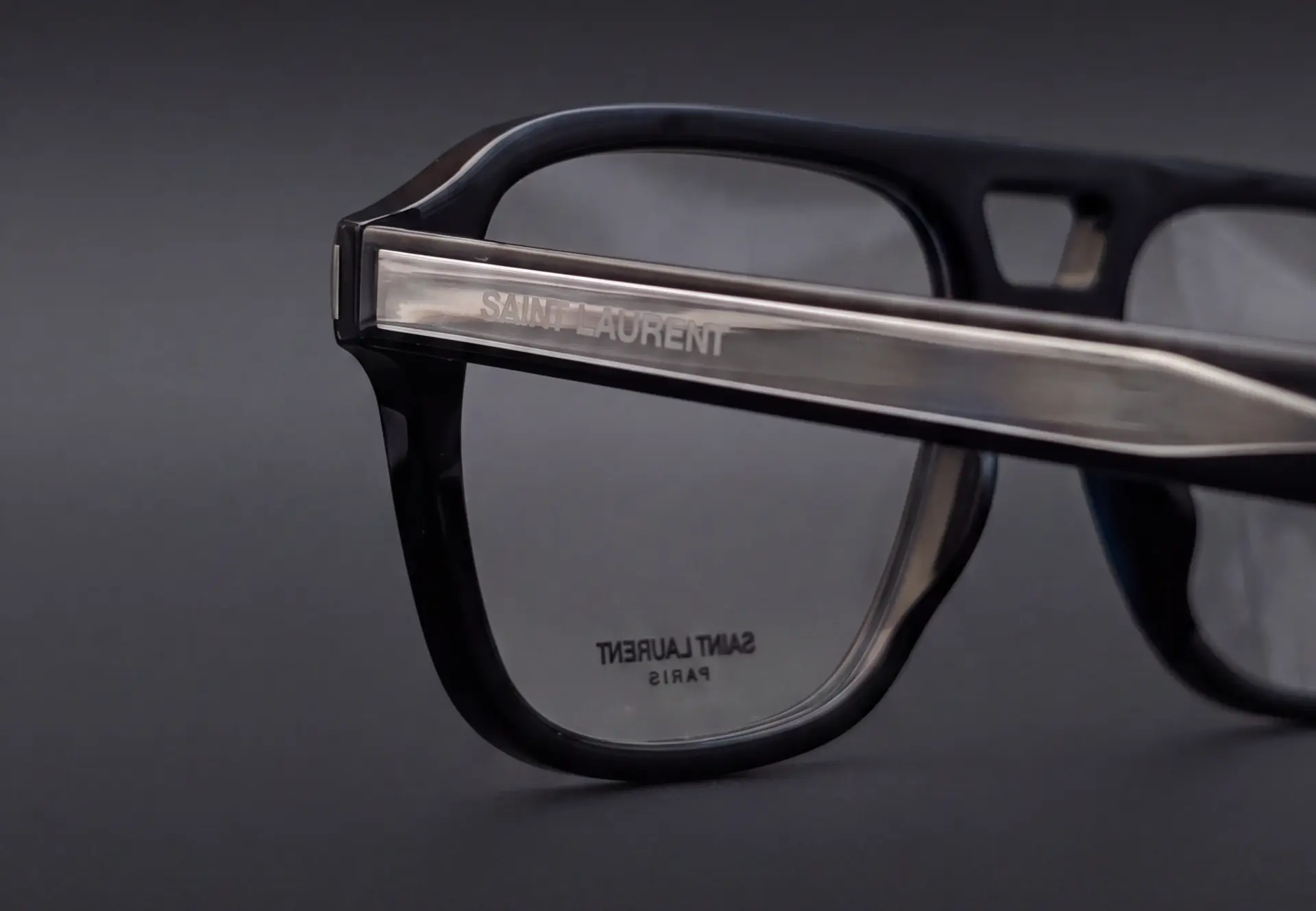 Detaliu braț Saint Laurent transparent cu logo gravat, ramă aviator neagră, disponibilă la ArenaMed Optics