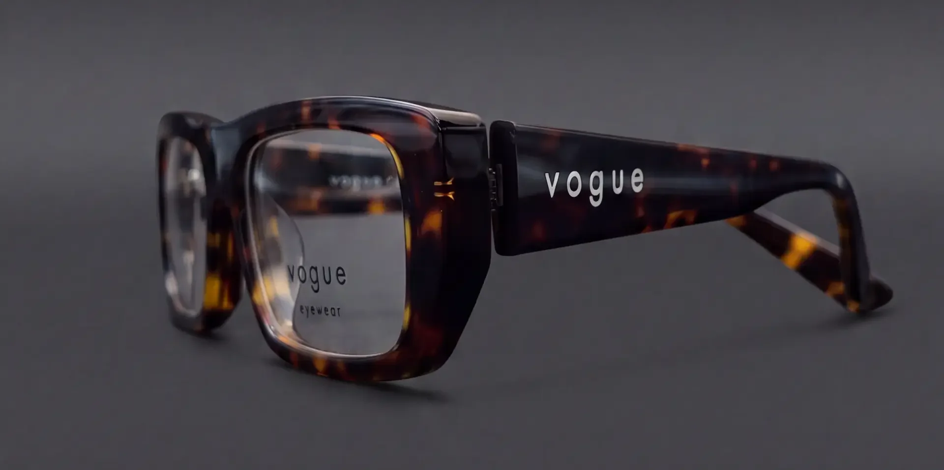 Ramă Vogue tortoise rectangulară văzută din profil, cu logo Vogue pe braț, disponibilă la ArenaMed Optics