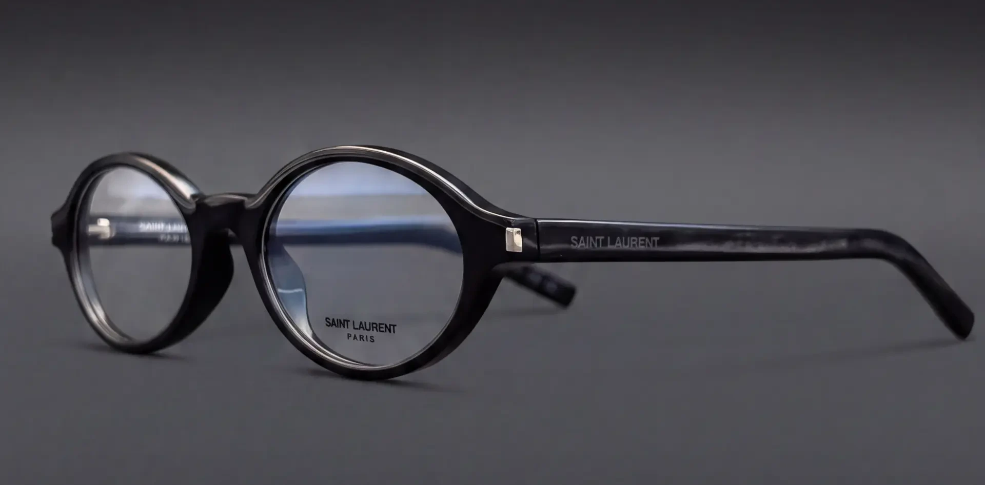 Ramă Saint Laurent ovală neagră, vedere din profil, disponibilă la ArenaMed Optics