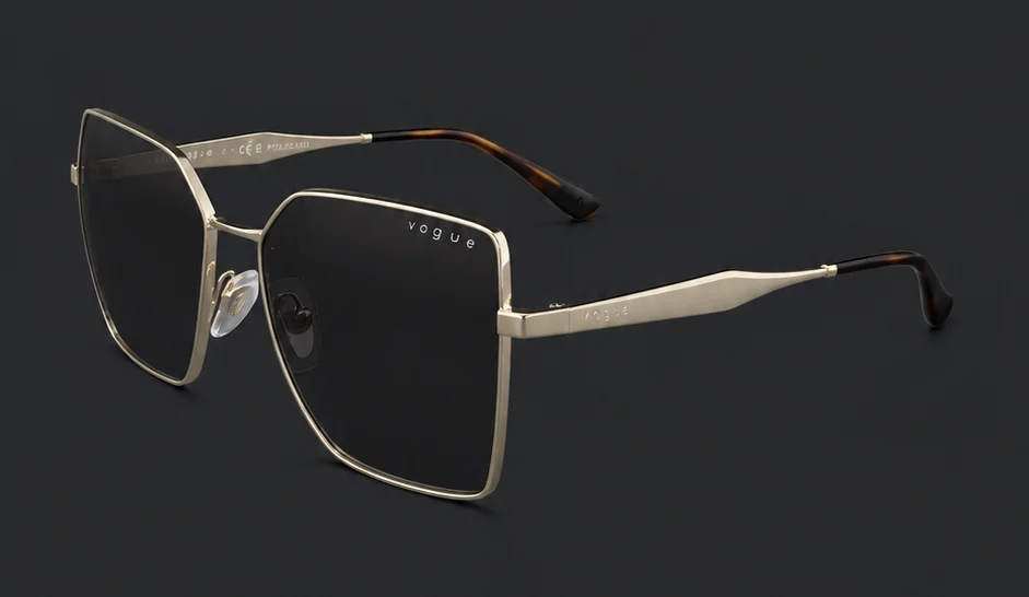 Ramă Vogue aurie supradimensionată cu lentile fumurii, vedere semi-profil, disponibilă la ArenaMed Optics