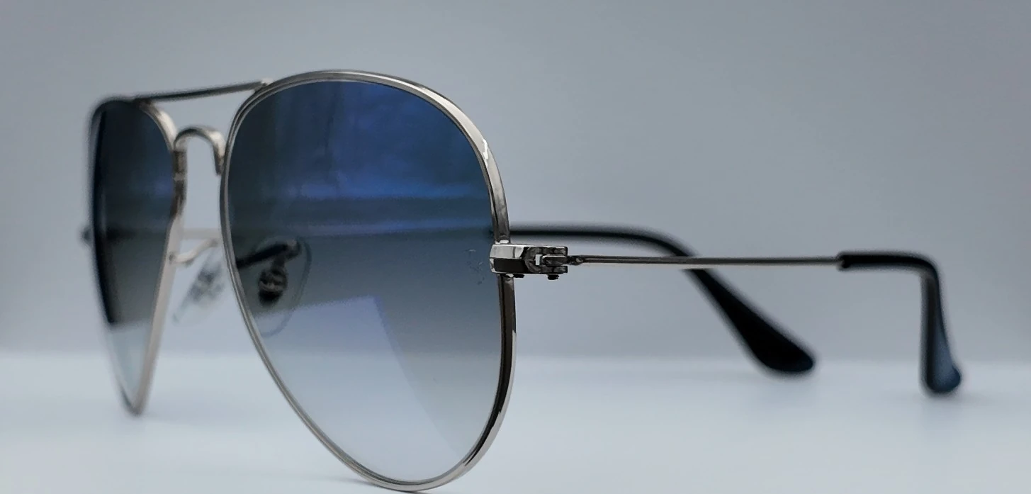Ochelari de soare Ray-Ban Aviator argintii cu lentilă albastră degradé, vedere din profil, disponibili la ArenaMed Optics