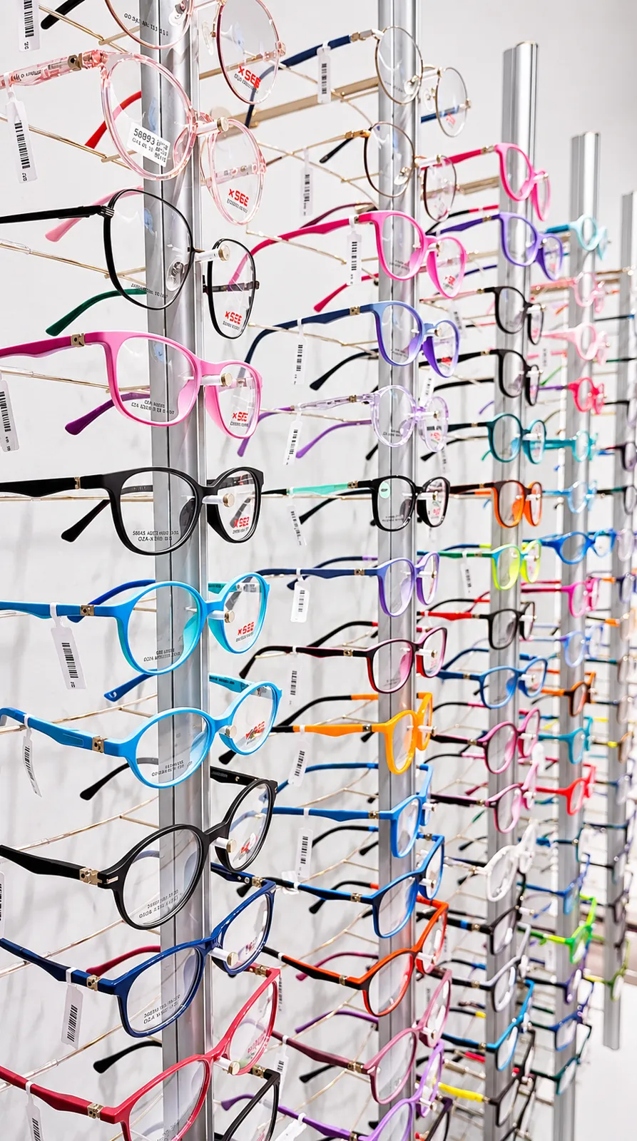 Rame de ochelari pentru copii, modele colorate, în showroom-ul ArenaMed Optics din Sector 2, București