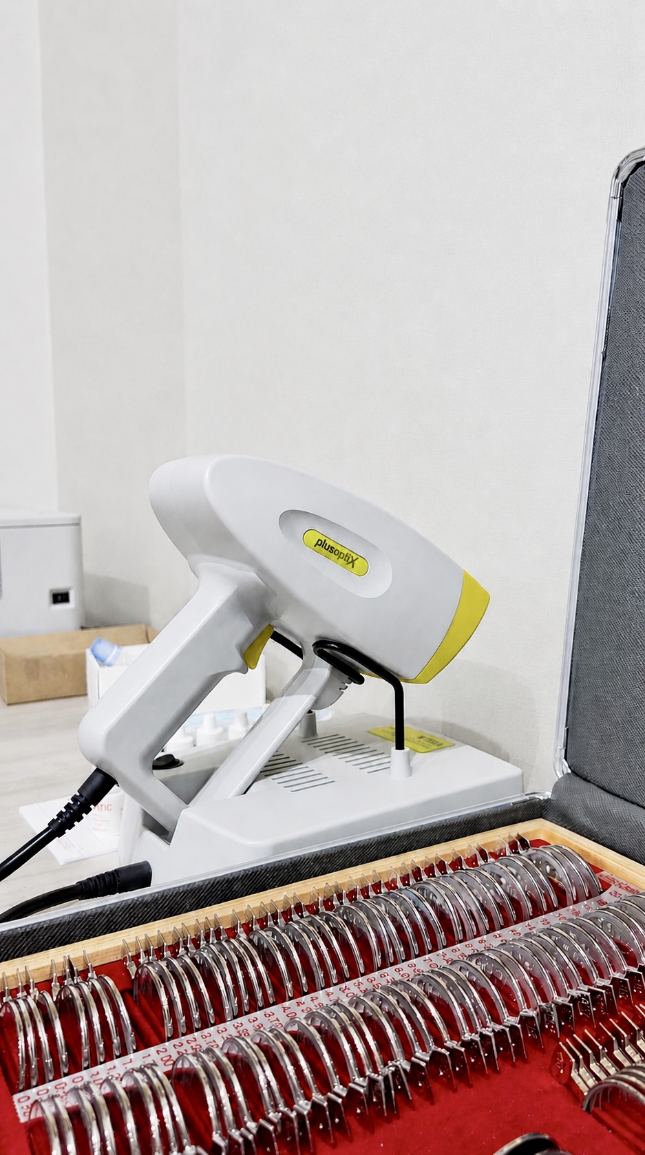 Aparat plusoptiX pentru screening refractiv pediatric și trusă de lentile de probă la ArenaMed