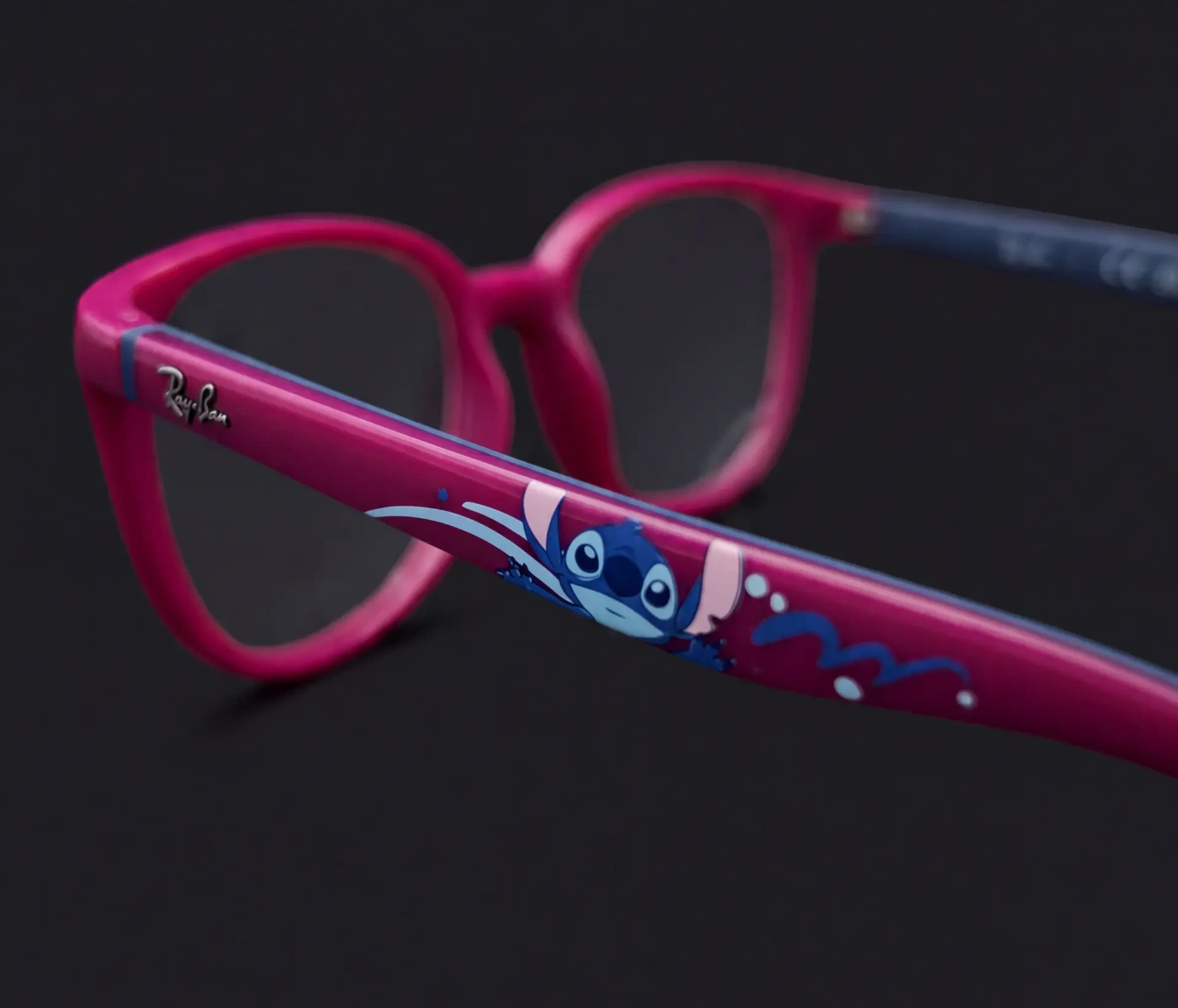 Ramă Ray-Ban Junior pentru copii, roz cu personajul Stitch pe braț, vedere profil