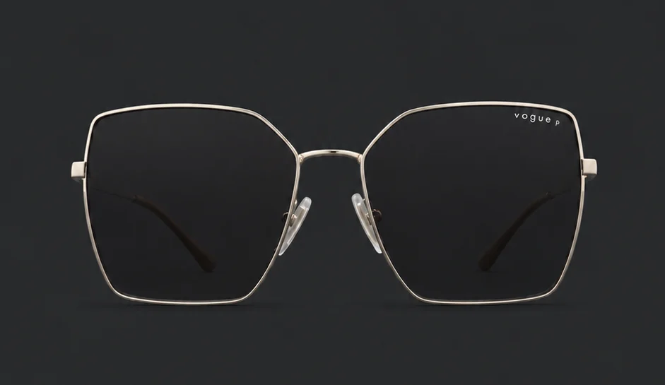 Ramă Vogue aurie supradimensionată, vedere frontală cu lentile fumurii, disponibilă la ArenaMed Optics