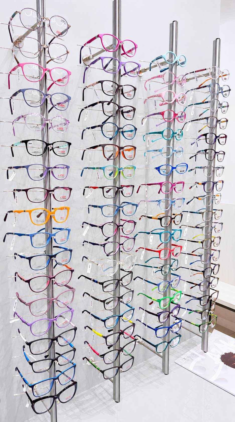 Coloane cu rame de ochelari pentru copii în nuanțe vesele, expuse în optica medicală ArenaMed din Sectorul 2