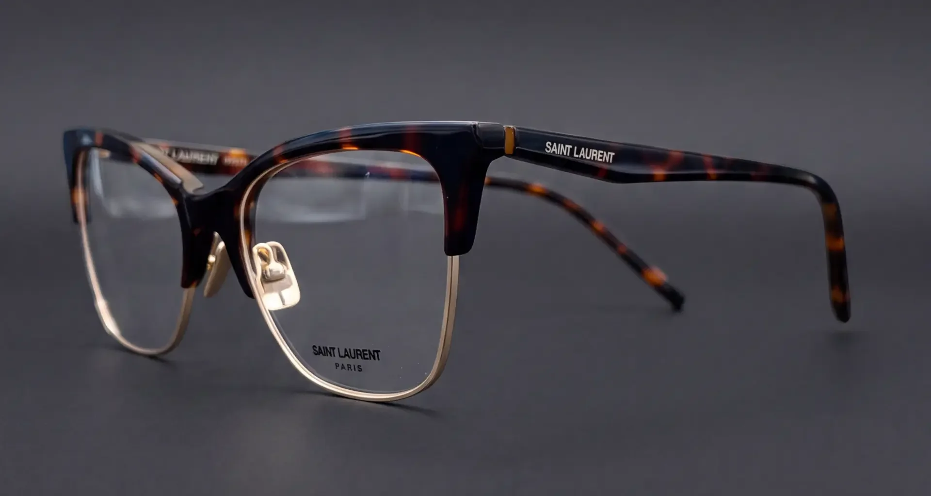 Ramă Saint Laurent tortoise cu braț marcat, vedere din profil, disponibilă la ArenaMed Optics