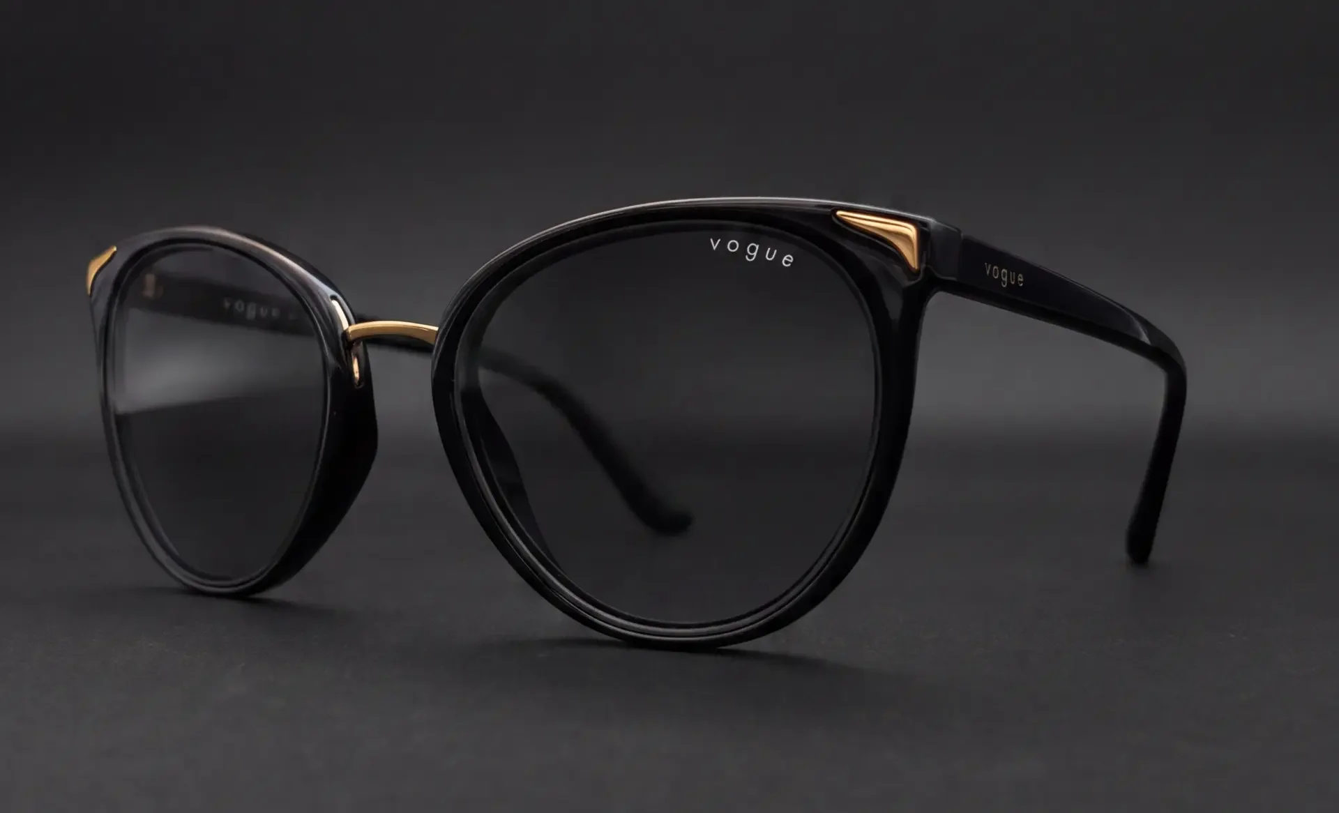 Ochelari de soare Vogue cat-eye negri cu accente aurii, vedere din profil, lentile fumurii