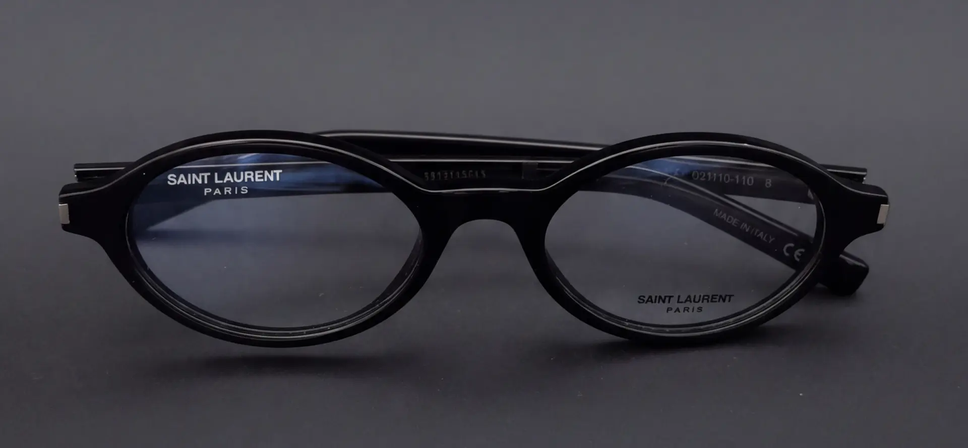 Ramă Saint Laurent ovală neagră pliată, cu marcaj Saint Laurent Paris, disponibilă la ArenaMed Optics