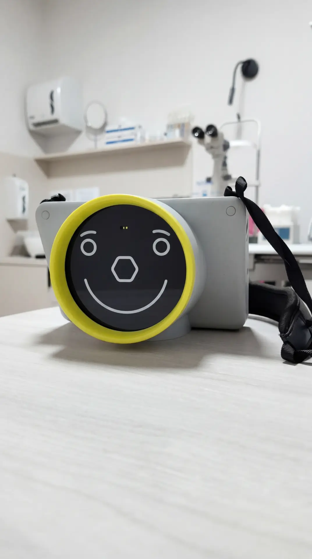 Aparat de screening vizual pentru copii, cu ecran zâmbăreț, în cabinetul de oftalmologie pediatrică ArenaMed