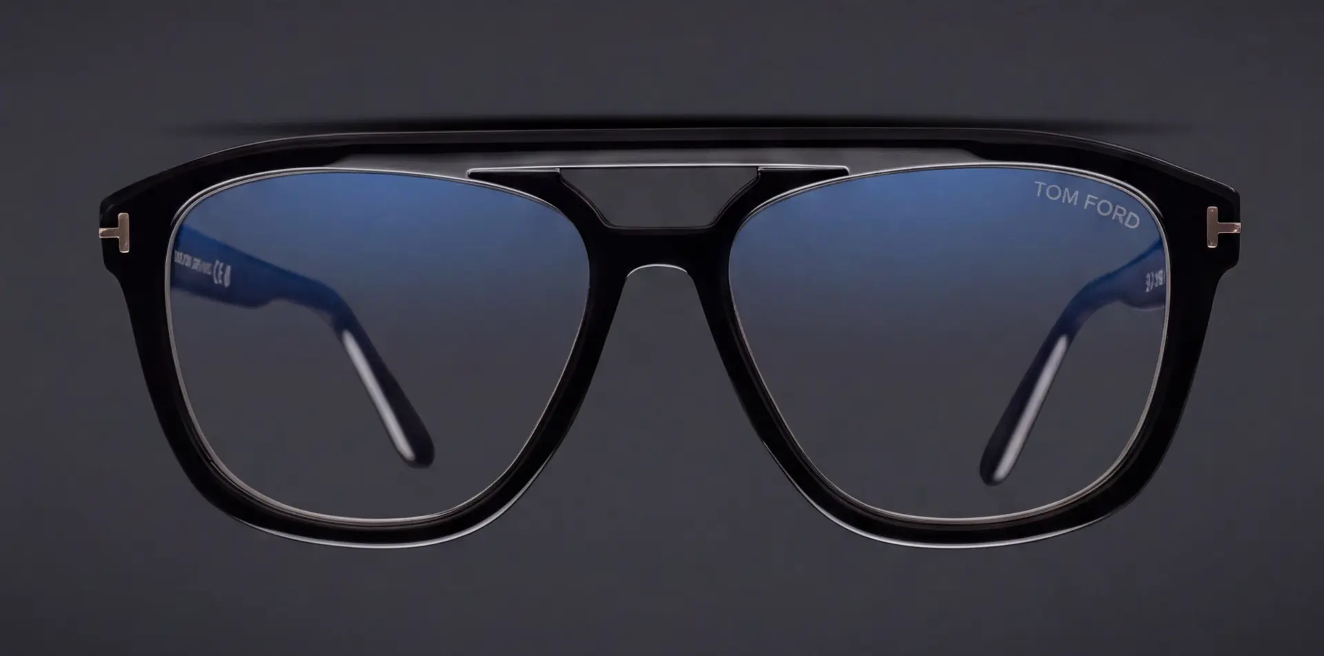 Ramă Tom Ford neagră, vedere frontală cu lentile cu filtru blue-light