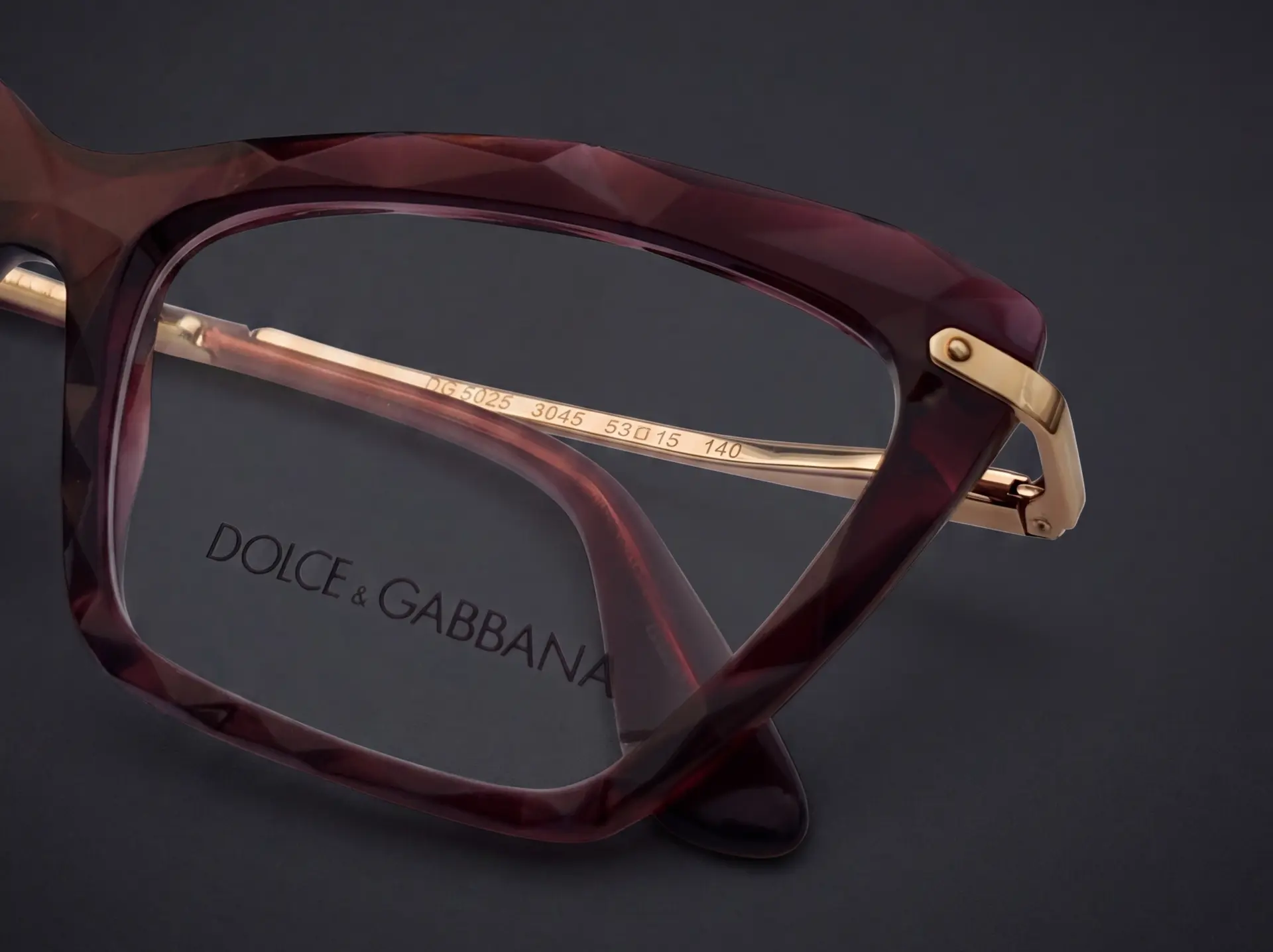 Detaliu ramă Dolce & Gabbana DG5025 bordeaux cu marcajul DG 5025 pe braț