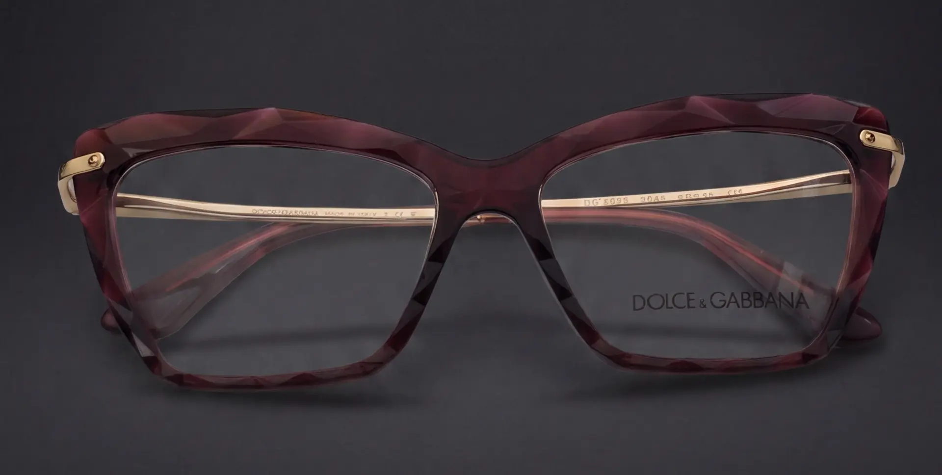 Ramă Dolce & Gabbana DG5025 bordeaux cu brațe aurii, vedere frontală, disponibilă la ArenaMed Optics