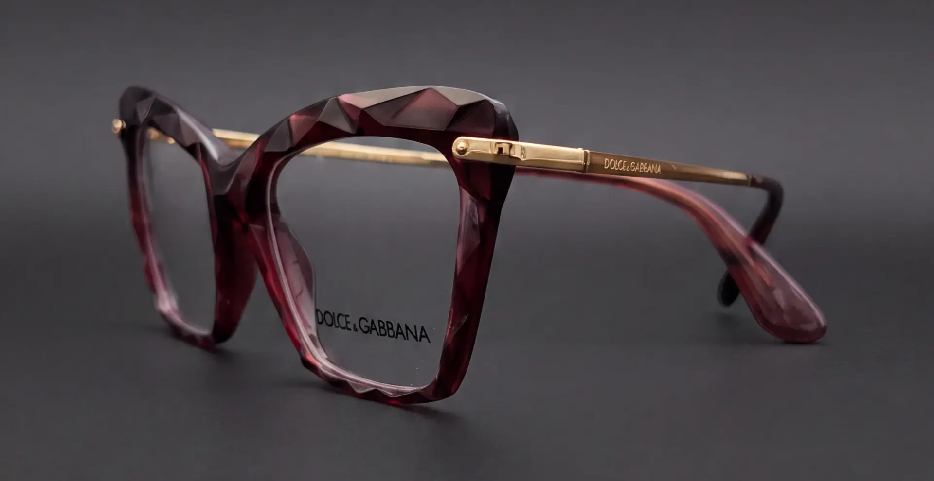 Ramă Dolce & Gabbana DG5025 bordeaux văzută din profil, braț auriu cu logo