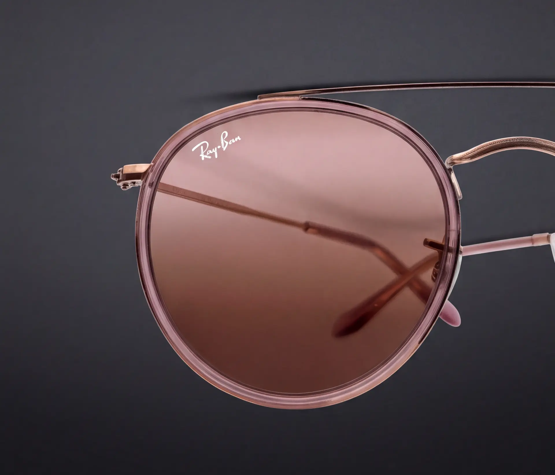 Detaliu lentilă și logo Ray-Ban la modelul Round Double Bridge