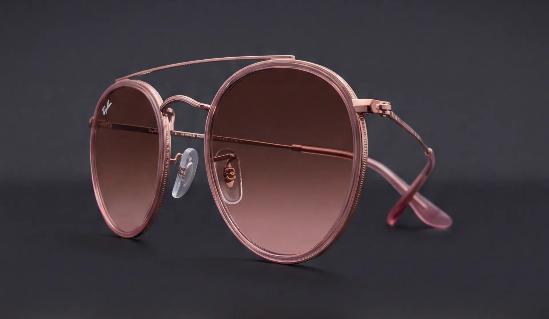Ochelari Ray-Ban Round Double Bridge văzuți din profil, ramă rose gold