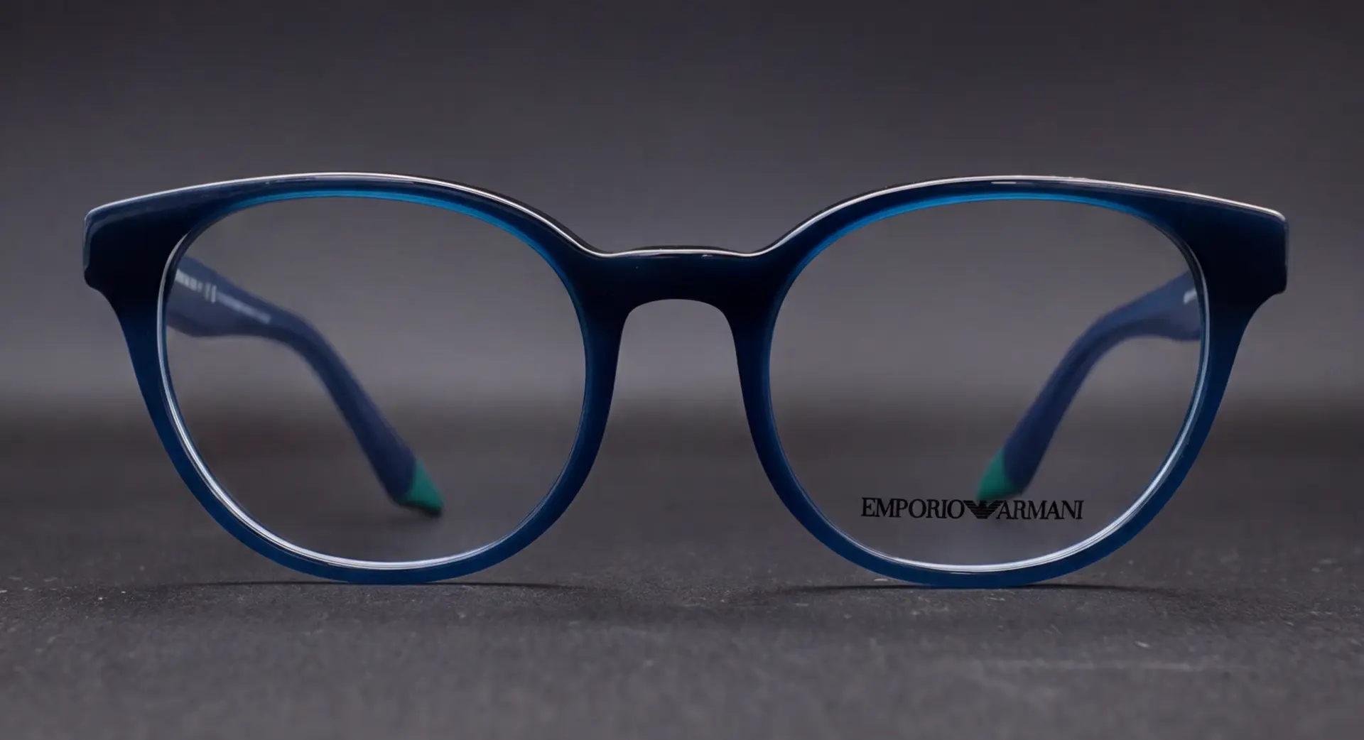 Vedere frontală a ramei Emporio Armani pentru copii, disponibilă în showroom-ul ArenaMed Optics