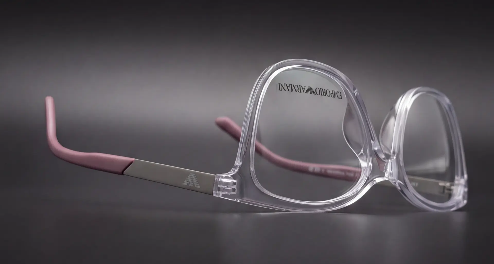 Ramă Emporio Armani transparentă cu braț roz, văzută din profil
